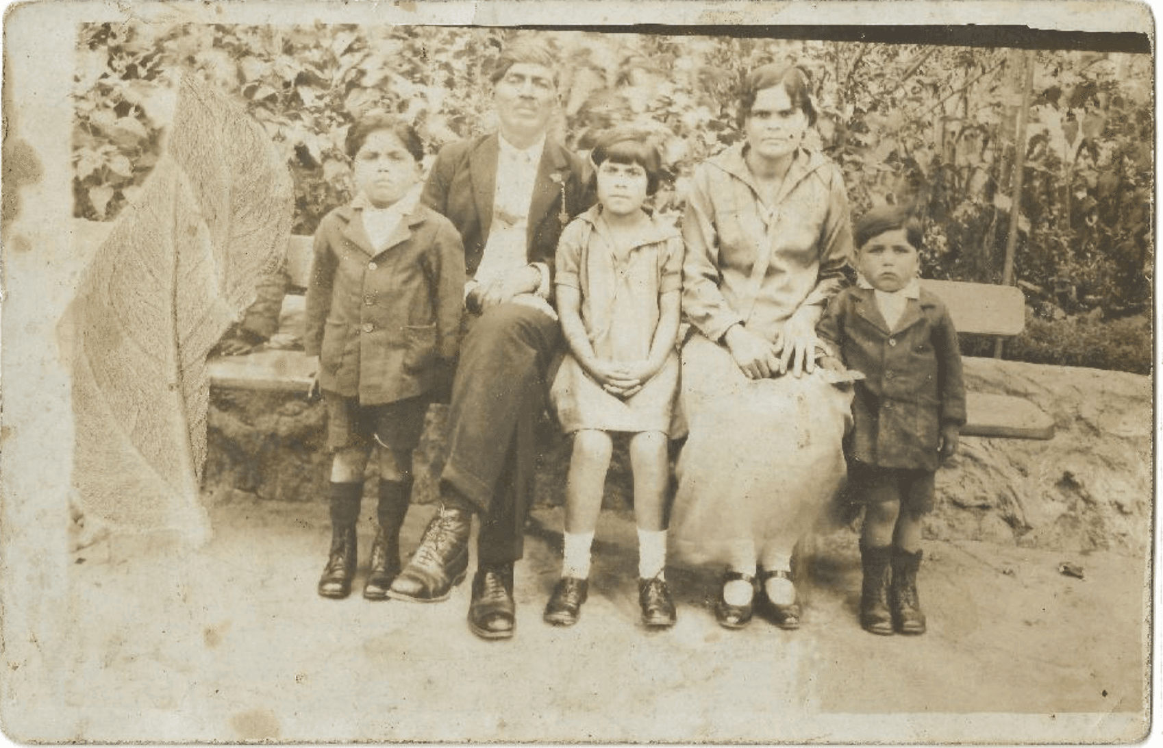 Familia Tabilo en oficina salitrera Brac